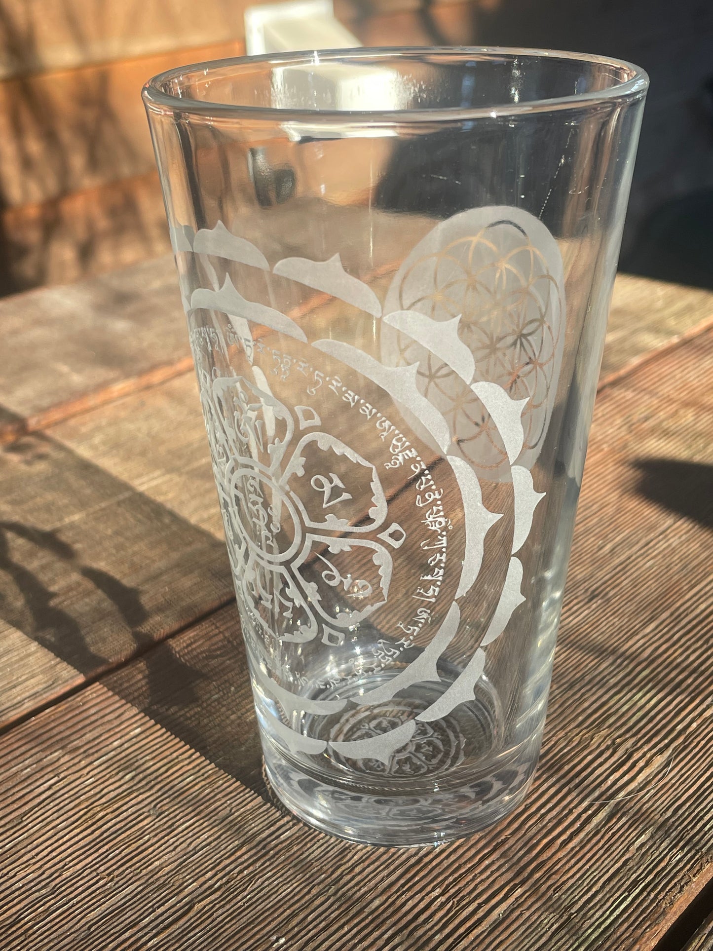 Tibetan Lotus Om Mani Padme Hum With Flower of Life Etched 480ml Clear Pint Glass  | Sacred Geometry Drinkware
