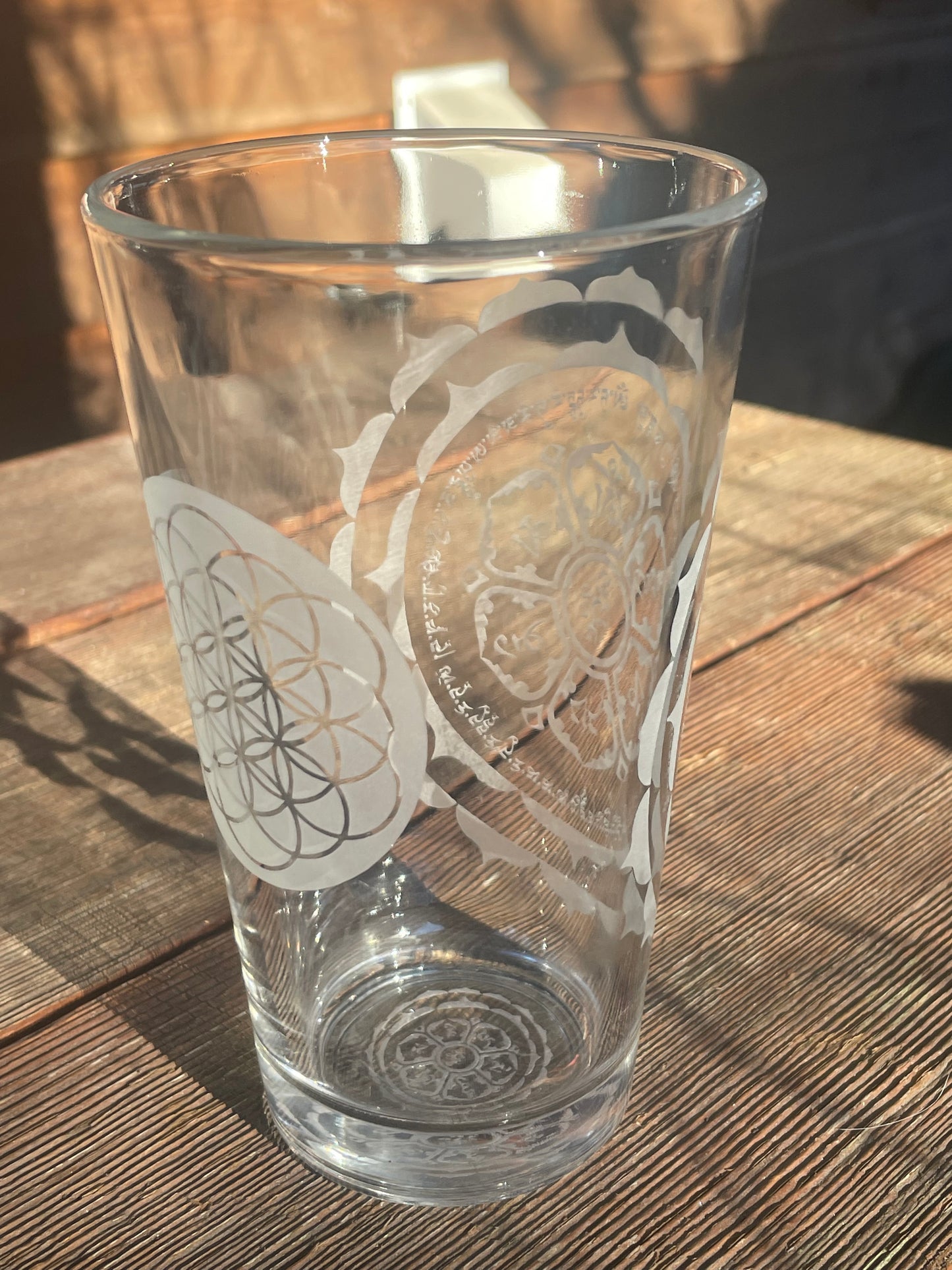 Tibetan Lotus Om Mani Padme Hum With Flower of Life Etched 480ml Clear Pint Glass  | Sacred Geometry Drinkware
